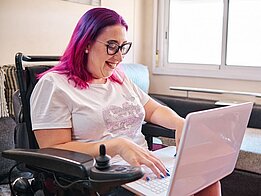 Eine Frau arbeitet am Laptop